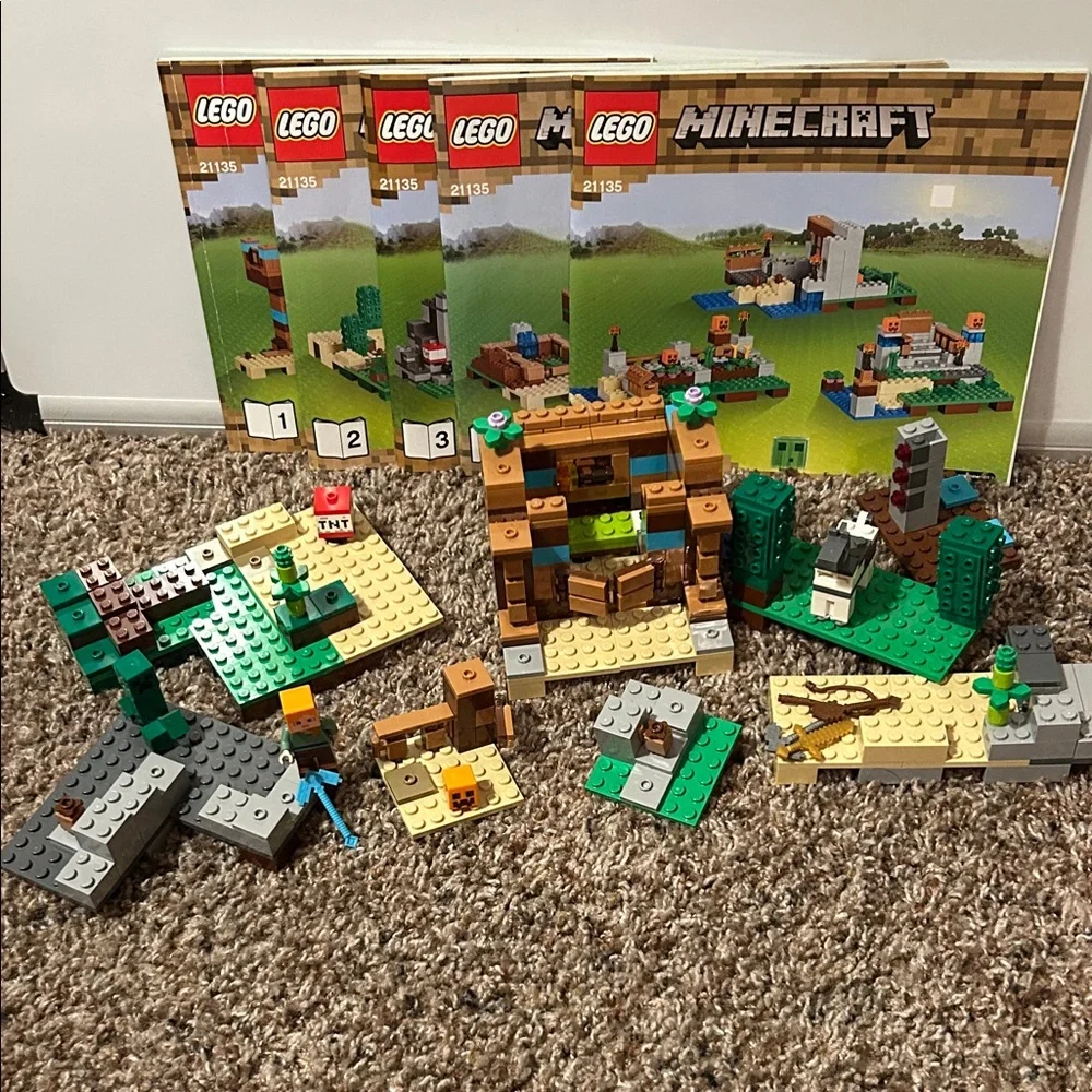 LEGO Minecraft #21135 The Crafting Box 2.0 Open and Built Set Missing Pieces